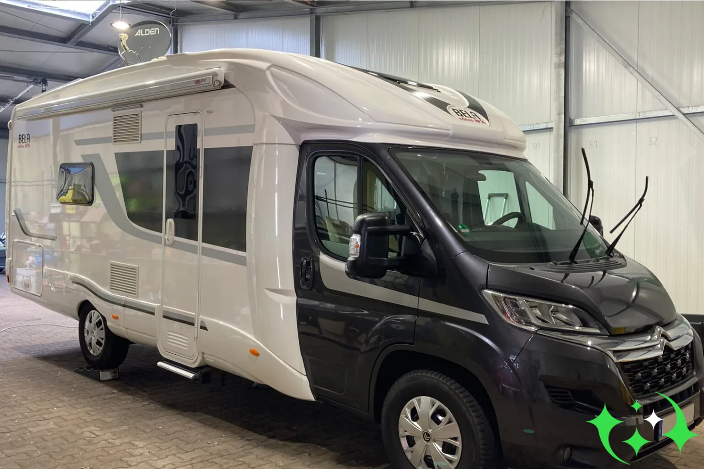 Teilintegriertes Wohnmobil während der Aufbereitung in der Halle