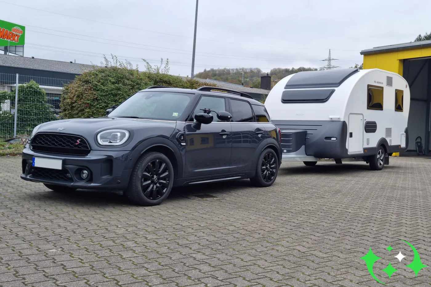 Mini Countryman mit Wohnwagen, beide aufbereitet