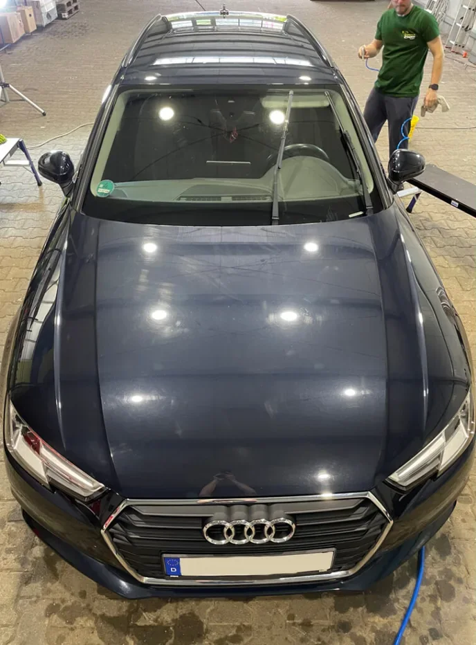 Audi A4, dunkler Lack vor der Aufbereitung